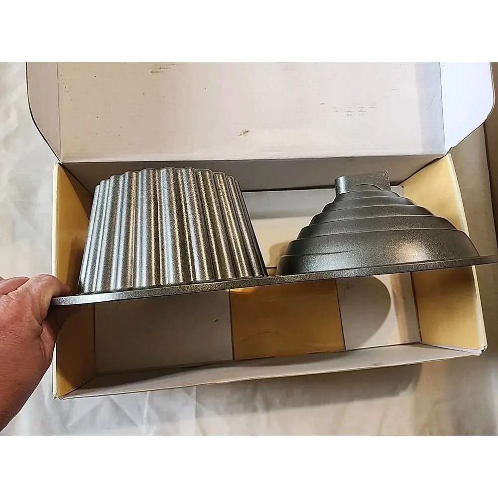 Wilton Giant Cupcake Pan 10 Cup Capacity NO RECIPE INSIDE